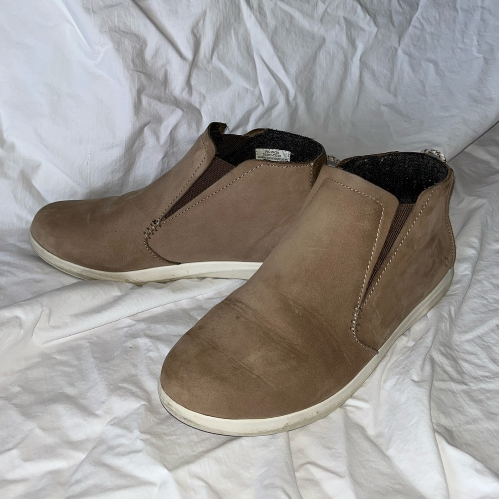 OluKai Manu Hope Taupe Grey Sneaker Boots Size 9 Waterproof Nubuck. Wool-lined.